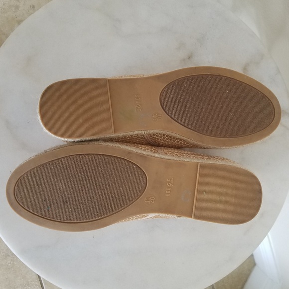 Rouge mesh gold shoes. - Picture 3 of 8